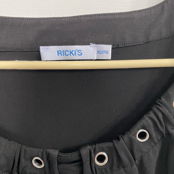 Sleeveless blouse - Picture 2 of 3